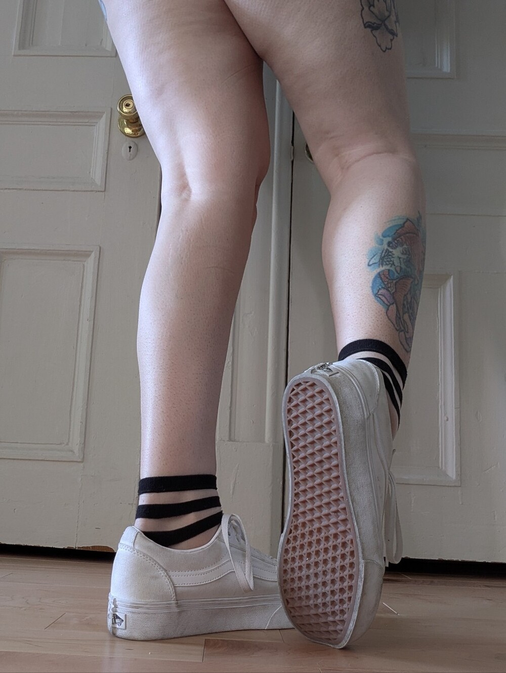Well-worn Classic White Canvas Low-Top Sneakers - Women